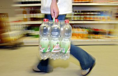 海に転落、ペットボトルのおかげで奇跡の生還