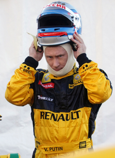 タフガイ・プーチン首相、今度はF1カーに挑戦 時速240キロで疾走