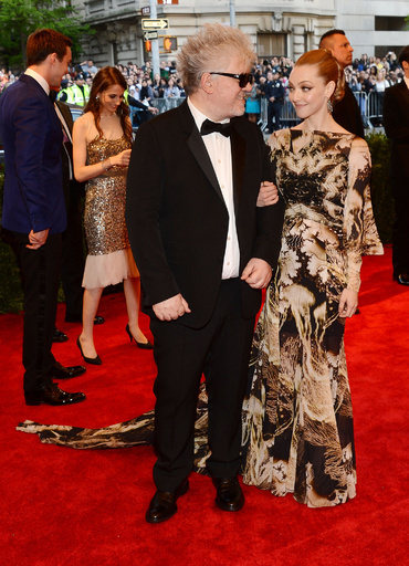 メット・ガラ、『レ・ミゼラブル』のアン＆アマンダが再会