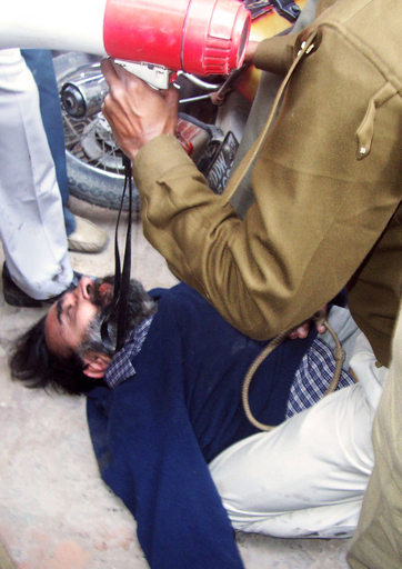 連続殺人事件の被告、裁判所前で群衆に殴打され気絶 - インド