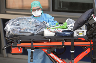 新型コロナと闘う看護師、中傷やマスク盗難の被害に フランス