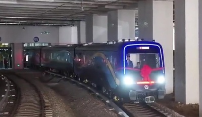 世界初の炭素繊維製地下鉄車両 中国山東省青島で営業運転開始