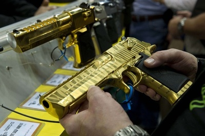 「金色の拳銃」、NRA年次総会の関連イベントで披露 米国