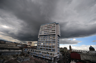 グアテマラ市の上空に現れた大きな嵐雲