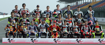 <07世界ロードレース選手権 第1戦>集合写真の撮影に臨む250ccのライダー達 - カタール