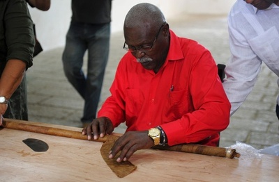 キューバのカストロ前議長90歳に 職人が90メートルの葉巻でお祝い