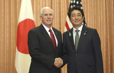 ペンス米副大統領が日本に到着 安倍首相と会談