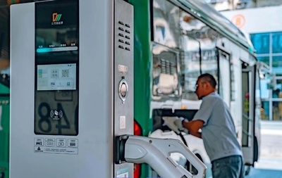 中国四川 猛暑時に電動バスの逆放電による電力確保