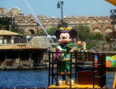 ディズニー・サマーフェスティバル始まる、来園者に散水