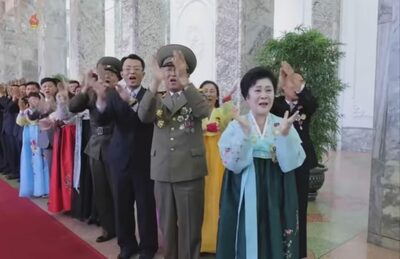 北朝鮮の看板女性アナ、健在ぶり誇示…建国記念日で金正恩総書記を最前列で出迎え