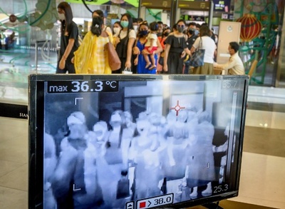 【今日の1枚】発熱患者を見極めウイルス対策、タイの商業施設