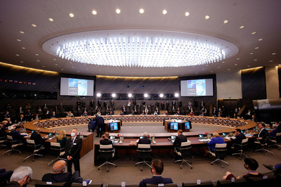 NATO、ロシア代表部8人を追放 スパイと認定