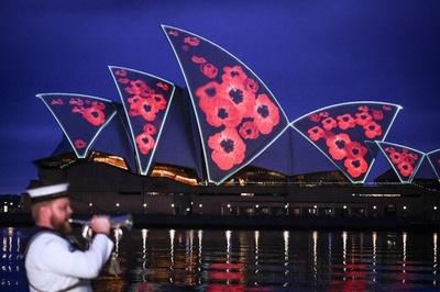 豪オペラハウス、ポピーの花にライトアップ 戦没者追悼記念日