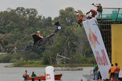 一瞬後には池にザブン、インドで人力飛行機コンテスト