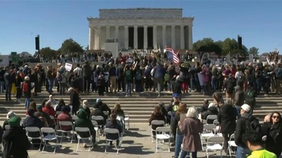 字幕:科学者が全米各地でデモ トランプ政権の予算削減に抗議