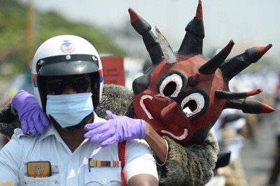 ウイルスに似た悪魔も登場、インドでコロナ啓発イベント