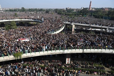 強硬派イスラム教指導者の葬儀に30万人超、パキスタン