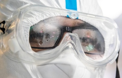 願いは「患者の回復」 シワだらけで治療に臨むICU医師 中国・武漢