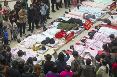 衆人環視の場で熟睡できるあなたは「睡神」 山西省で睡眠大会