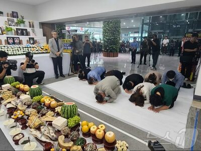 「温かな食卓ではなく、空港で家族を偲ぶ」…韓国・済州航空機墜落事故遺族、秋夕に涙の合同祭祀