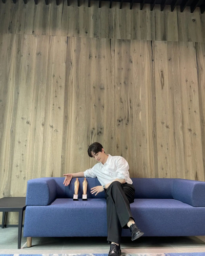 ジュノ、「第58回百想芸術大賞」のトロフィーと記念撮影 – KOREA WAVE