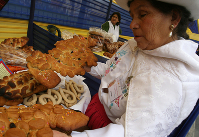 ペルーの万聖節に、人形型パンのコンテスト開催