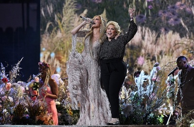 世界で平等なワクチン接種を 米国で慈善ライブ公開収録 ヘンリー王子も登壇