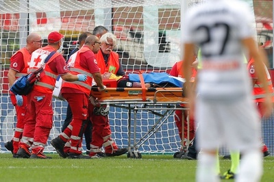 ミランDFアントネッリが頭部を負傷か、病院へ緊急搬送