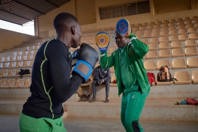 ニジェールの元ボクシング王者 ストリートチルドレンを熱血指導