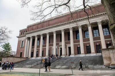 ハーバード大学、留学生の「転校」問い合わせ殺到 広がる「恐怖と混乱」