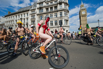 ロンドンに裸の集団、環境保護など訴えサイクリング