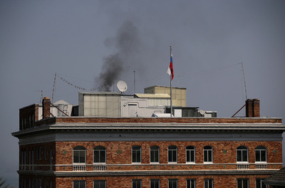 ロシア総領事館の煙突から黒煙 閉鎖前日に焼却処分か 米サンフランシスコ