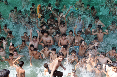 暑い！パキスタンで熱波、気温47度の地域も