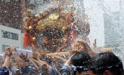 江戸三大祭の一つ、深川八幡祭りの連合渡御