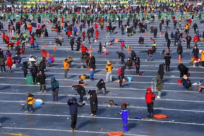 氷上の穴釣り大会、参加者100万人見込み 韓国・華川