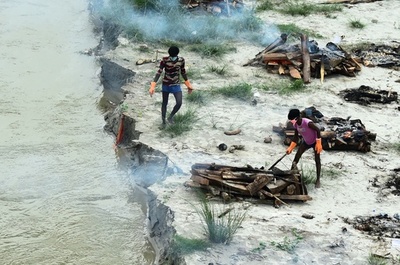 モンスーンで増水ガンジス川、墓地の遺体露出 新型コロナの犠牲者か