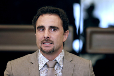 「スイスリークス」告発者、スパイ小説並みの展開