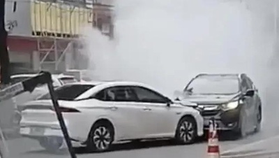 繁華街で車が制御不能に 対向車が身を挺して食い止め大事故防止