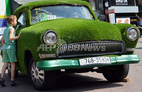 街中を走る 芝生の車 ウクライナ 写真4枚 ファッション ニュースならmode Press Powered By Afpbb News