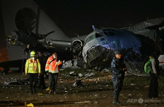 ボリビア軍輸送機が着陸時に墜落、15人死亡 積み荷の紙幣が散乱
