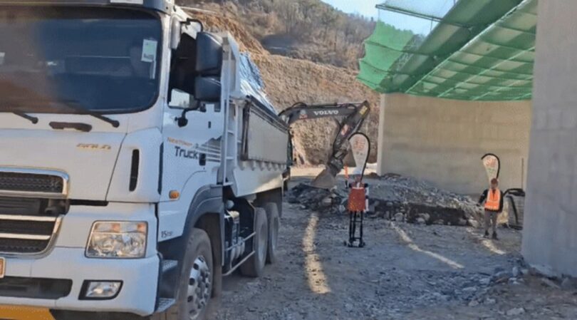 「マンドゥロ」が韓国道路公社の依頼で製作したロボット信号員＝韓国道路公社(c)KOREA WAVE