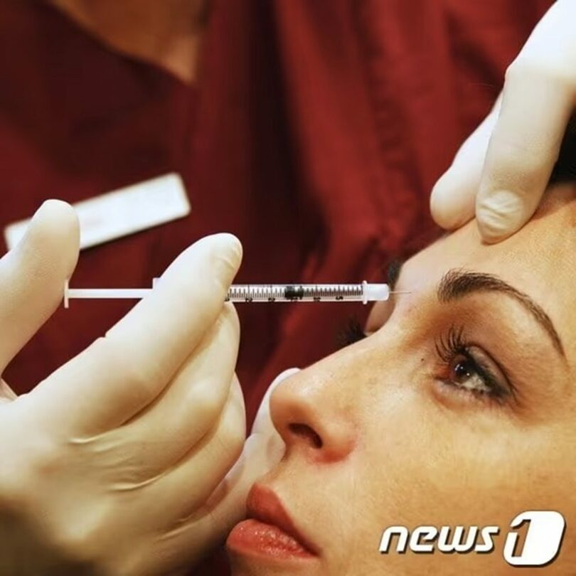 ある女性がボトックス施術を受けている様子(c)AFP/news1