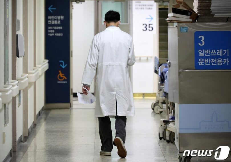 韓国政府は専攻医の集団辞職で「医療大乱」が表面化し、公共医療機関と軍病院を総動員し、必要に応じて非対面診療も全面許容すると発表した(c)news1