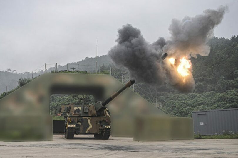 K9自走砲が仁川甕津郡の白翎島と延坪島一帯で、北西島しょ防衛司令部の主管により海上射撃訓練をしている(c)NEWSIS