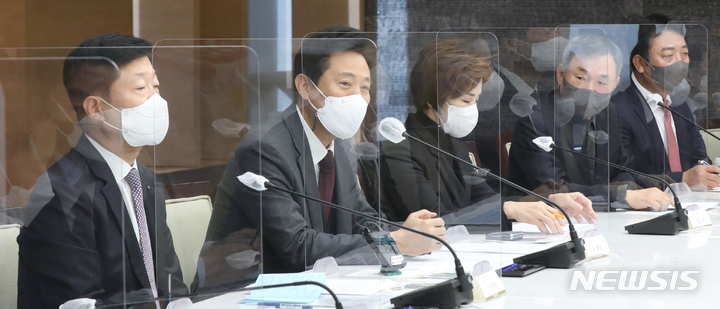 大韓商工会議所チェンバーラウンジで挨拶するオ・セフン（呉世勲）市長(c)NEWSIS