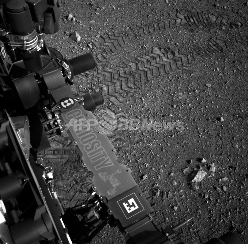 火星地表にわだちくっきり、キュリオシティー初テスト走行に成功