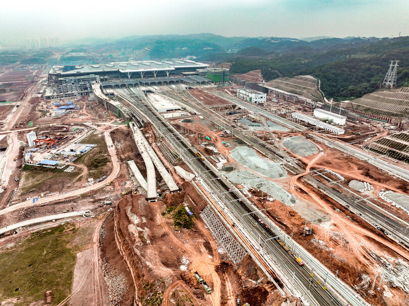 中国西部最大の高速鉄道ハブ駅、本線のレール敷設始まる　重慶市