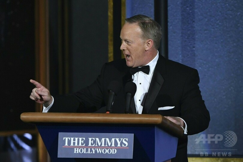 スパイサー前米大統領報道官、エミー賞サプライズ登場で会場爆笑