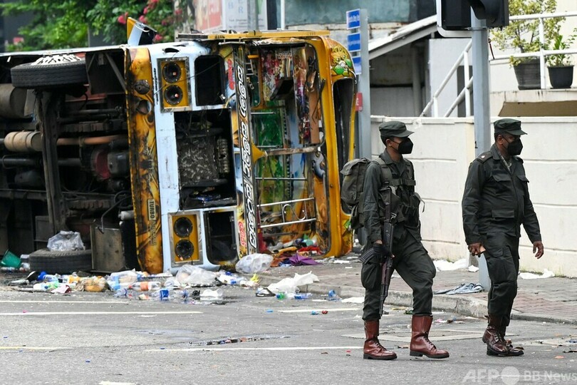 スリランカ、軍に暴徒銃撃を命令 衝突で8人死亡
