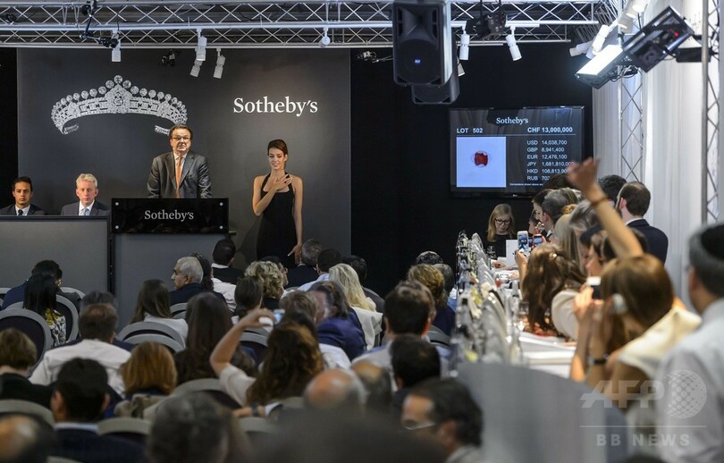 最高品質のルビーの指輪、36億円超で落札 史上最高額